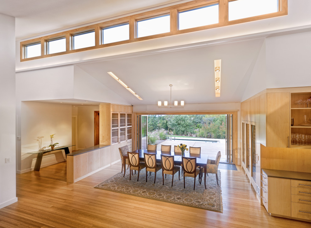 Moderne Wohnküche ohne Kamin mit beiger Wandfarbe, hellem Holzboden, beigem Boden und Holzwänden in San Francisco