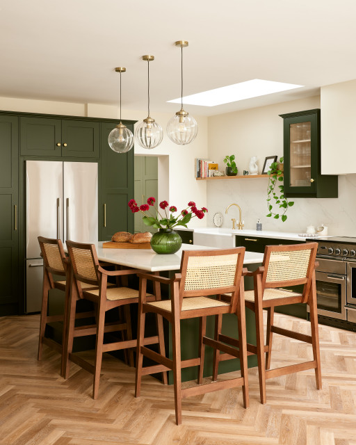 Green Shaker with Relaxed Dining nyklassisk-koekken