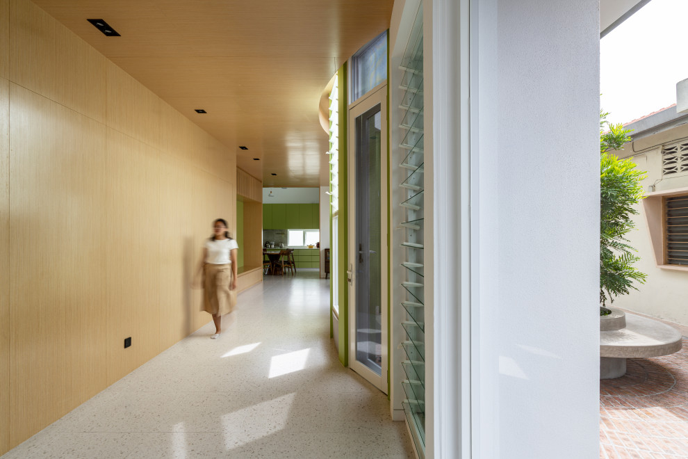 Esempio di un ingresso o corridoio etnico di medie dimensioni con pareti bianche, pavimento in terracotta, pavimento bianco, soffitto in perlinato e pareti in mattoni