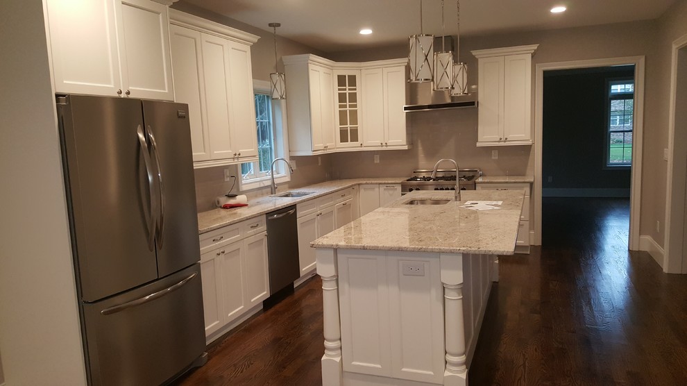 Kitchen - transitional kitchen idea in New York