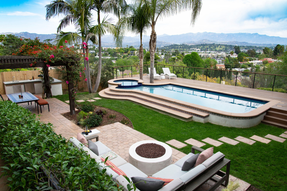 Kleiner Mediterraner Garten hinter dem Haus mit direkter Sonneneinstrahlung und Betonboden in Los Angeles