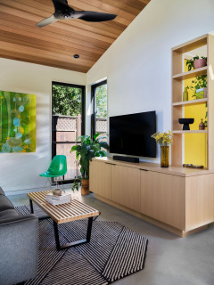 おしゃれなリビング (板張り天井、埋込式メディアウォール) の