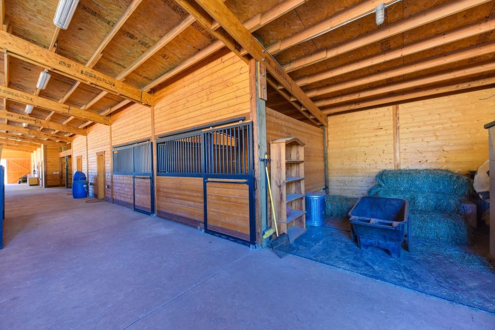 Design ideas for an expansive traditional detached barn in Sacramento.