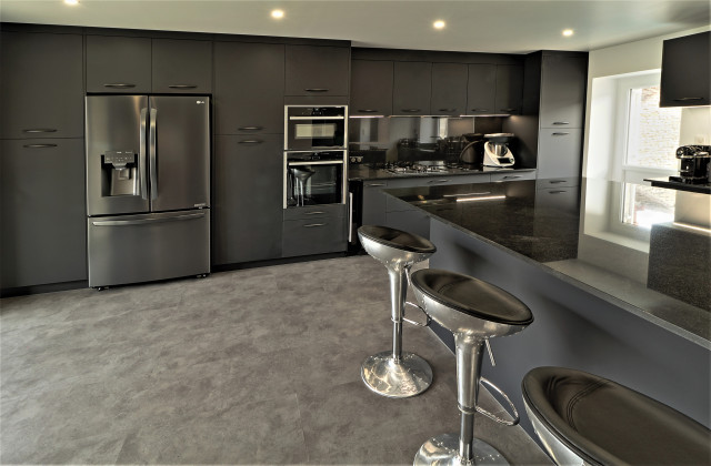 R&eacute;novation cuisine Full Black modern-kueche
