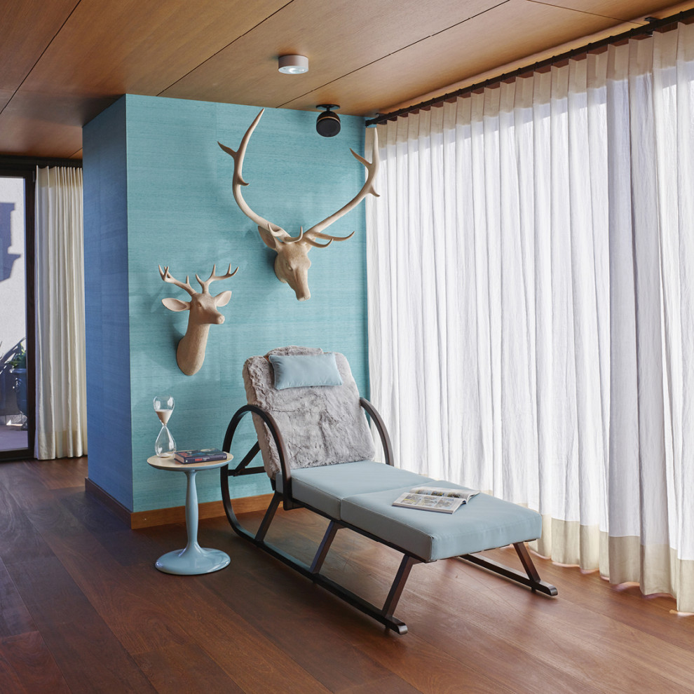 Idee per un grande soggiorno minimalista con pareti blu, pavimento in legno massello medio, pavimento marrone e pareti in legno