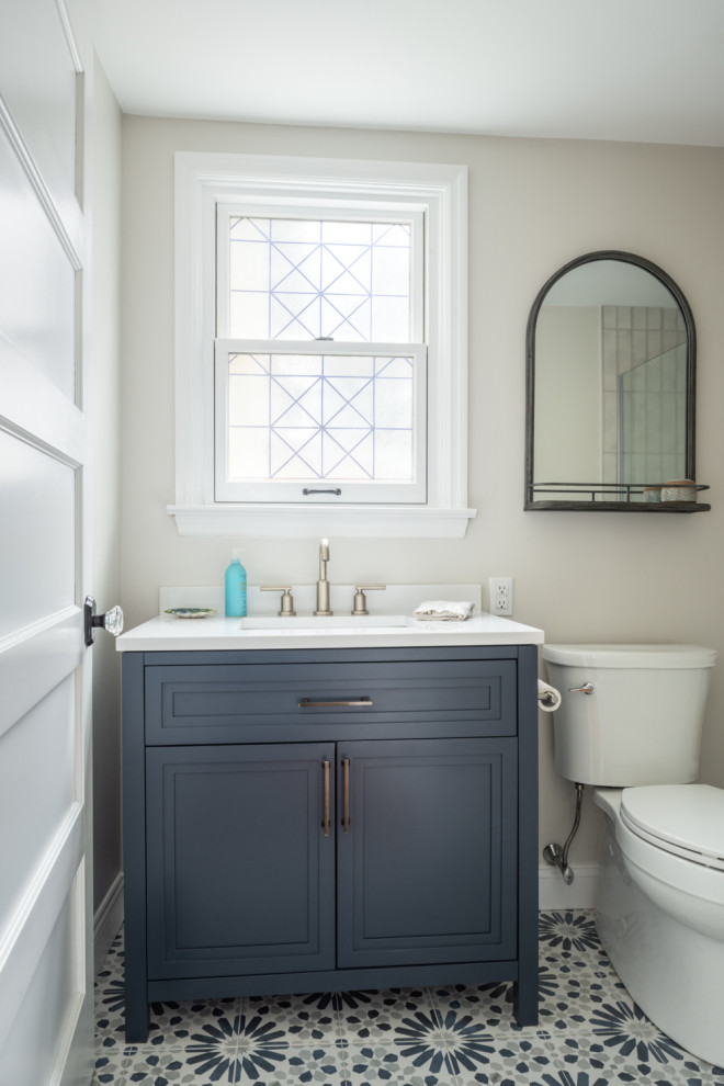 フィラデルフィアにある高級な小さなトランジショナルスタイルのおしゃれなトイレ・洗面所 (青いキャビネット、分離型トイレ、モザイクタイル、アンダーカウンター洗面器、珪岩の洗面台、青い床、白い洗面カウンター、独立型洗面台) の写真