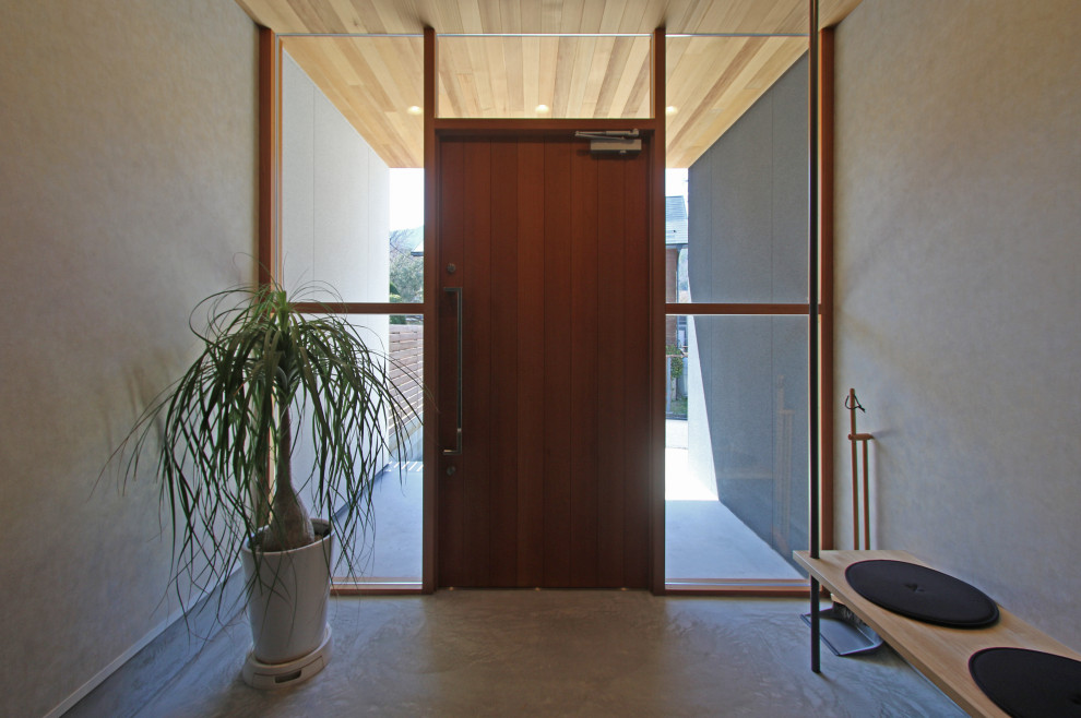Exemple d'une entrée rétro avec un mur gris, un sol en carrelage de céramique, une porte simple, une porte en bois brun, un sol gris, un plafond en lambris de bois et du papier peint.