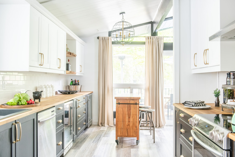 Transitional home design photo in Toronto