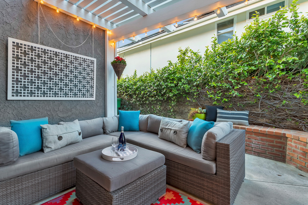 Design ideas for a small contemporary side yard patio in Los Angeles with concrete slab and a pergola.