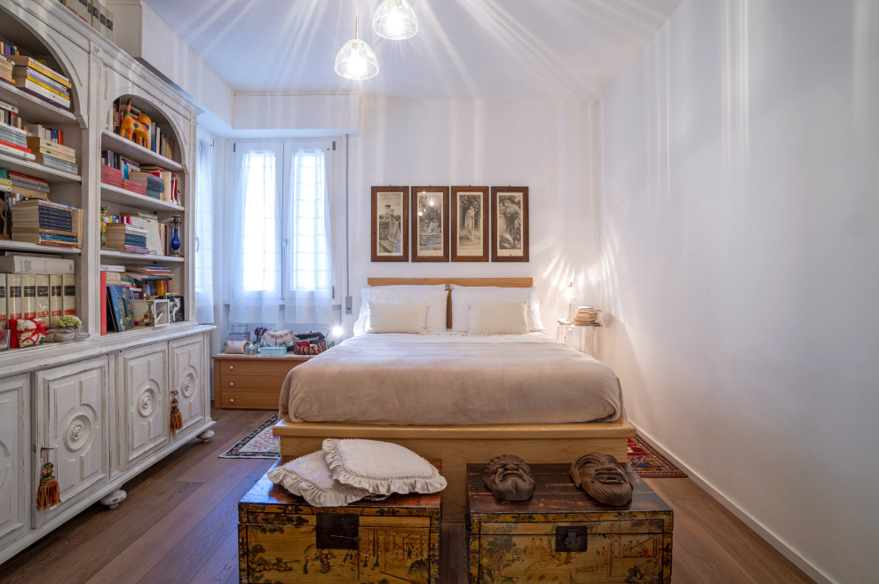 Foto di un'ampia camera matrimoniale design con parquet chiaro e abbinamento di mobili antichi e moderni