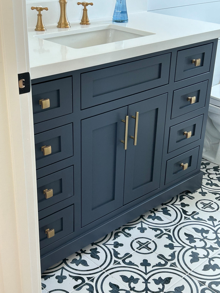 Home design - mid-sized transitional home design idea