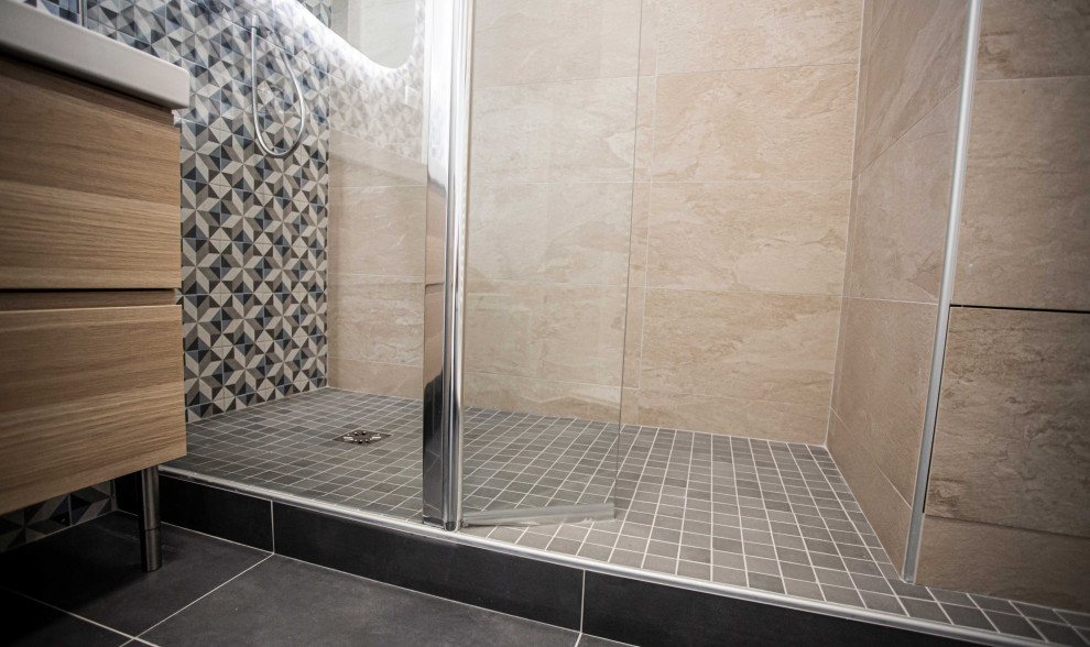 Idée de décoration pour une salle de bain design.