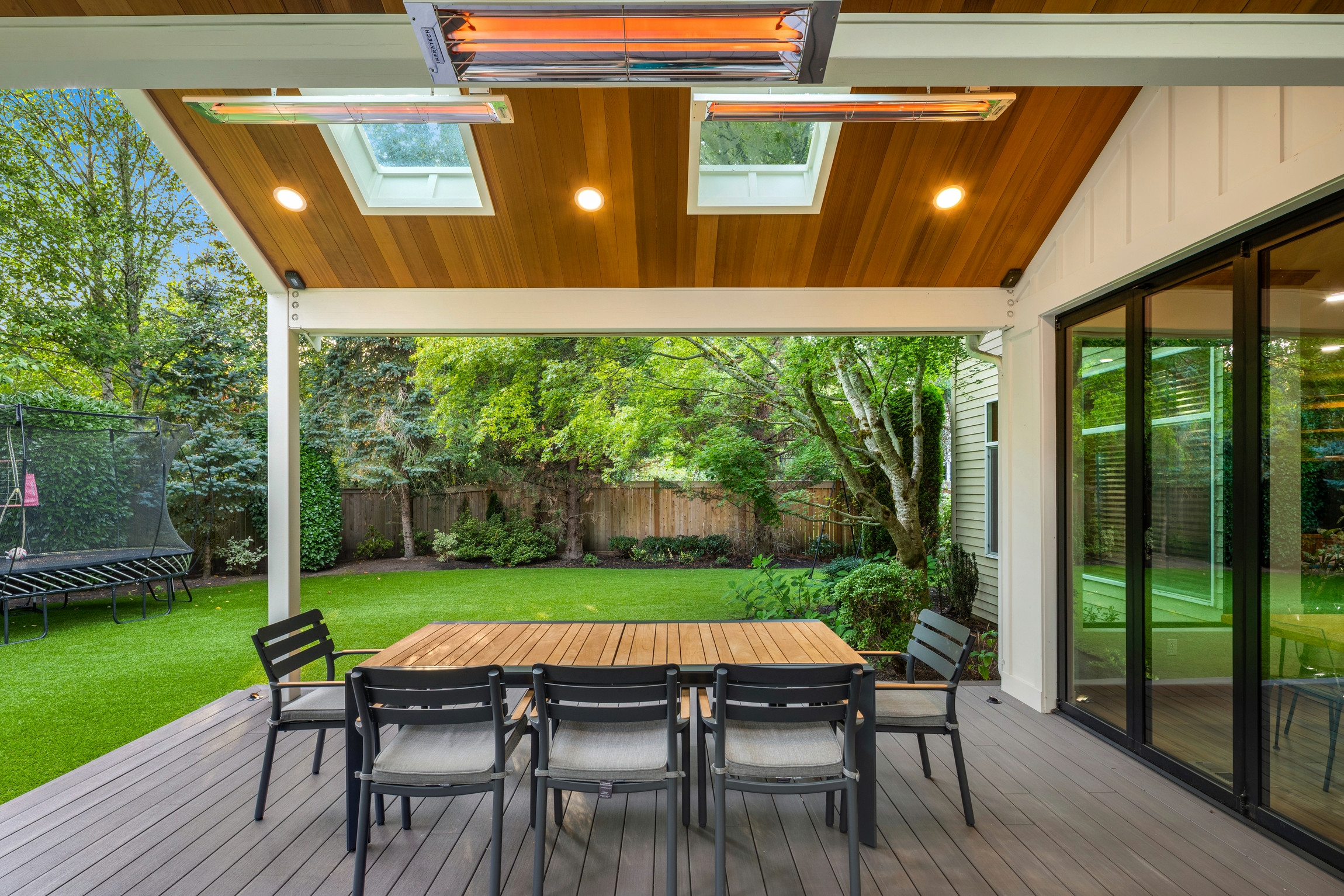 Sammamish Contemporary Outdoor Living