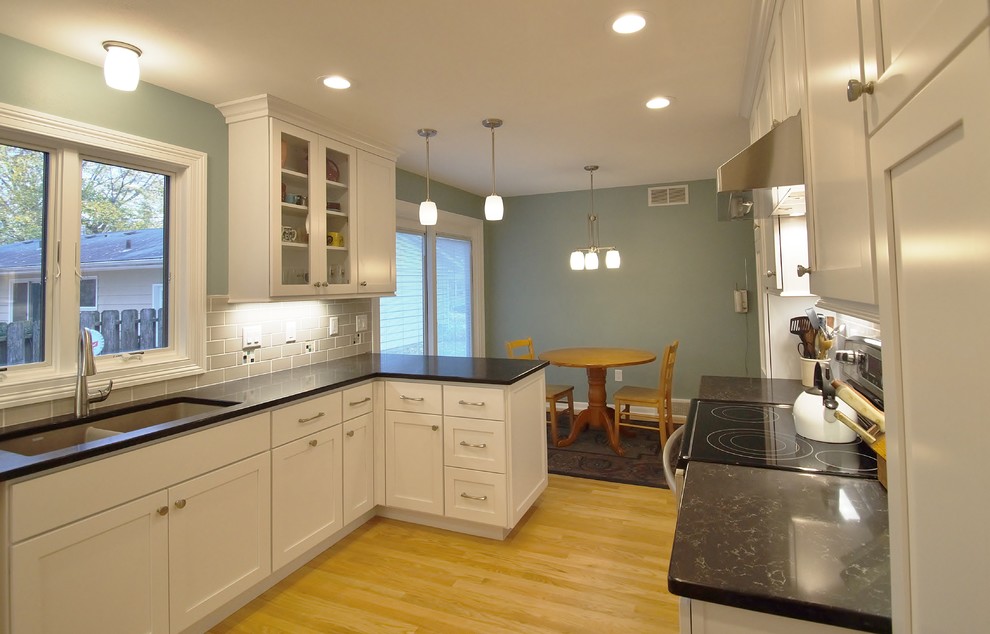 Example of a mid-sized transitional kitchen design
