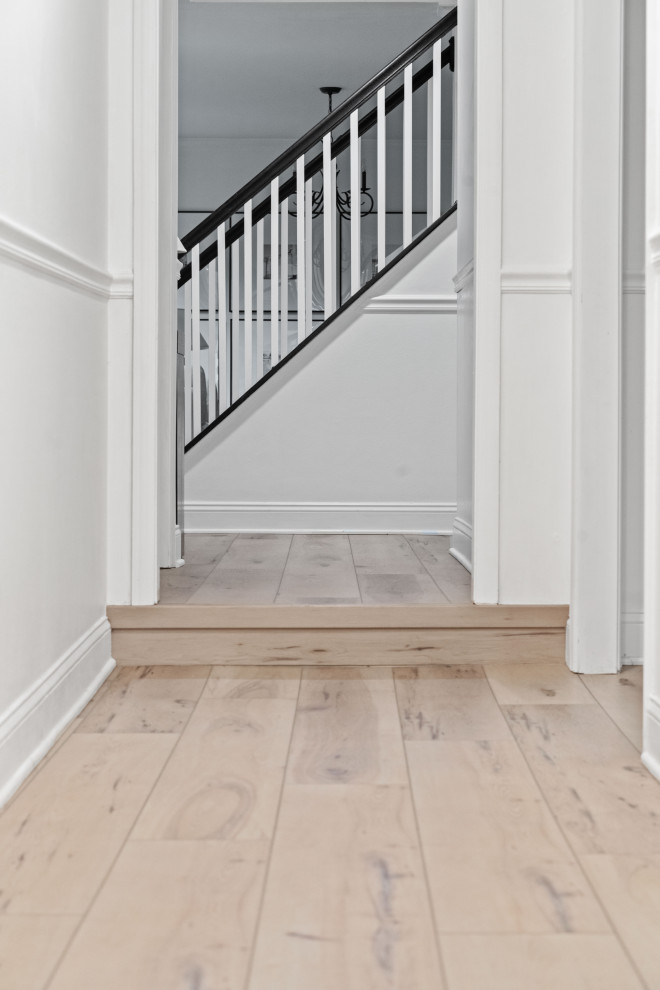 ワシントンD.C.にある中くらいなトランジショナルスタイルのおしゃれな直階段 (木の蹴込み板、木材の手すり) の写真