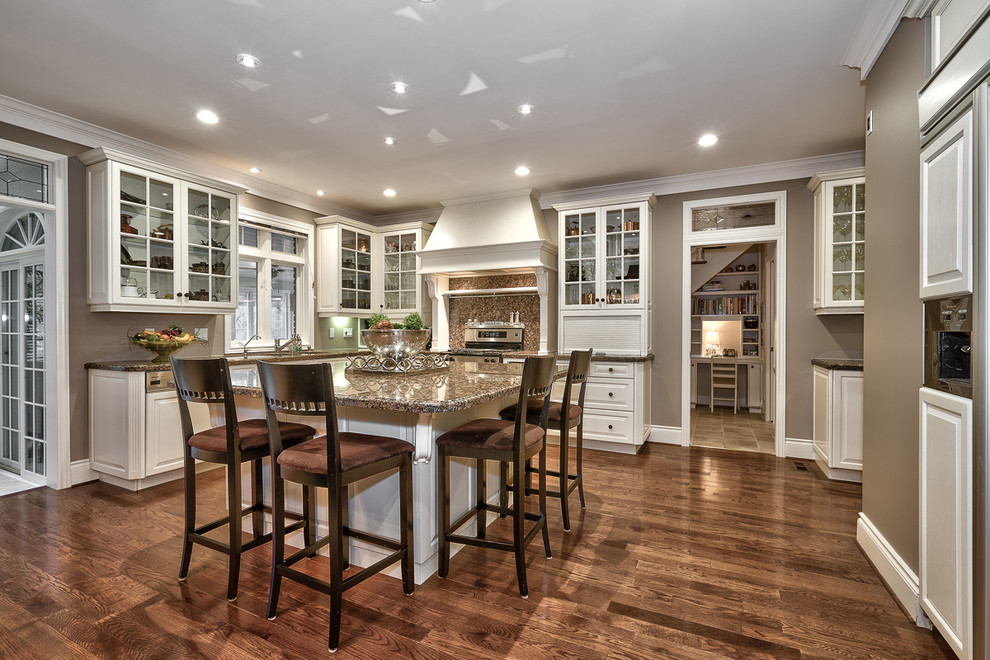 Inspiration for a transitional kitchen remodel in Toronto