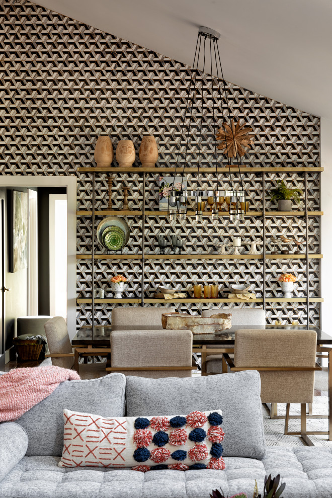 Cette photo montre une salle à manger ouverte sur le salon avec un mur multicolore, un sol en bois brun, un sol marron, un plafond voûté et du papier peint.