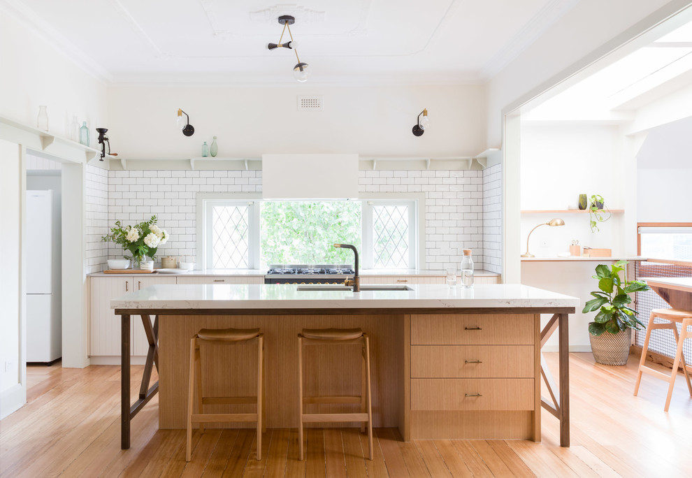 This is an example of a country kitchen in Melbourne.