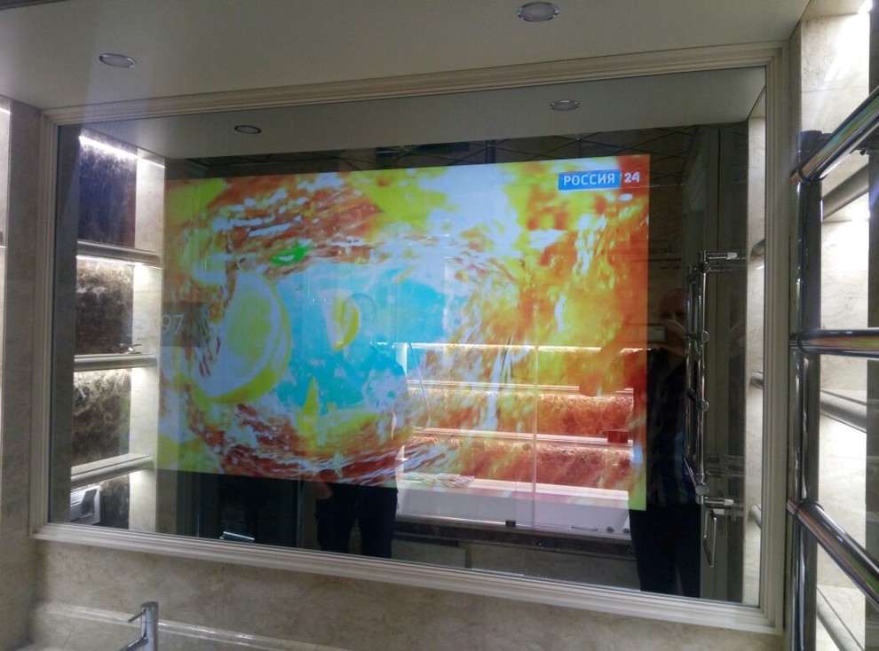 Зеркало телевизор от компании Mirrotech в ванной комнате.