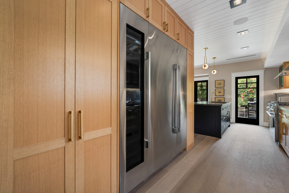 Expansive scandinavian eat-in kitchen in Los Angeles with an undermount sink, shaker cabinets, light wood cabinets, quartzite benchtops, grey splashback, ceramic splashback, stainless steel appliances, light hardwood floors, with island and grey benchtop.