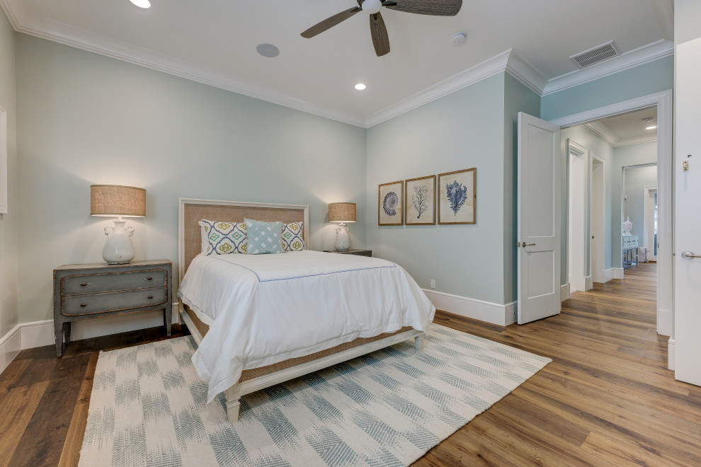 Ejemplo de habitación de invitados blanca marinera de tamaño medio con paredes azules, suelo de madera en tonos medios y suelo marrón
