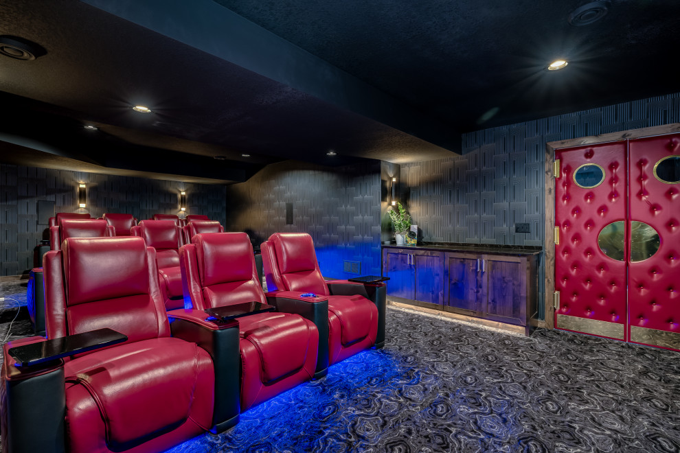 Foto de cine en casa cerrado clásico renovado de tamaño medio con paredes negras, moqueta, televisor colgado en la pared y suelo negro