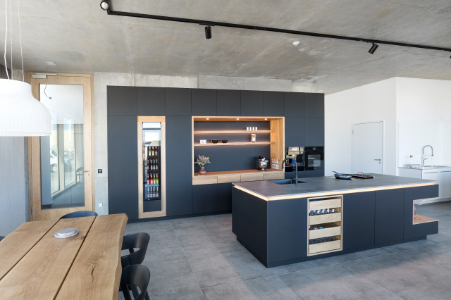 Schwarze NR Showroom-Küche mit Echtholzelementen - Modern - Küche -  Stuttgart - von Neue Räume - Die Küchen Schreiner | Houzz