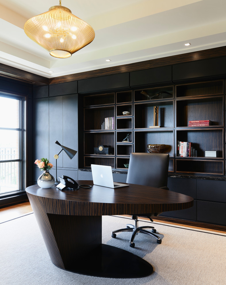 Aménagement d'un grand bureau contemporain avec un mur noir, moquette, un bureau indépendant, un sol blanc et un plafond décaissé.