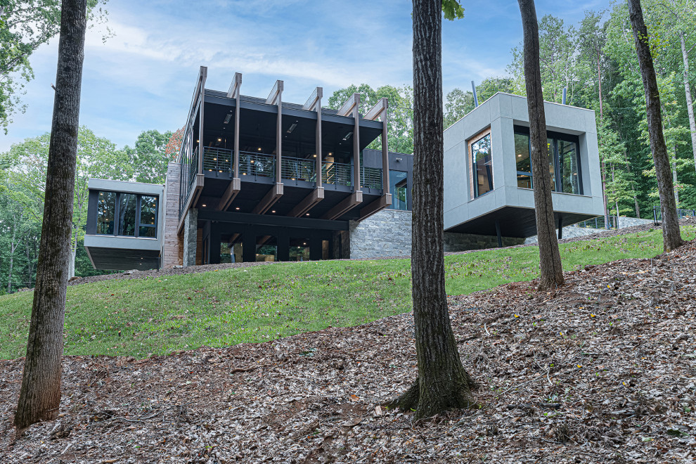 Großes, Zweistöckiges Modernes Einfamilienhaus mit Putzfassade, grauer Fassadenfarbe, Flachdach, Misch-Dachdeckung und weißem Dach in Charlotte