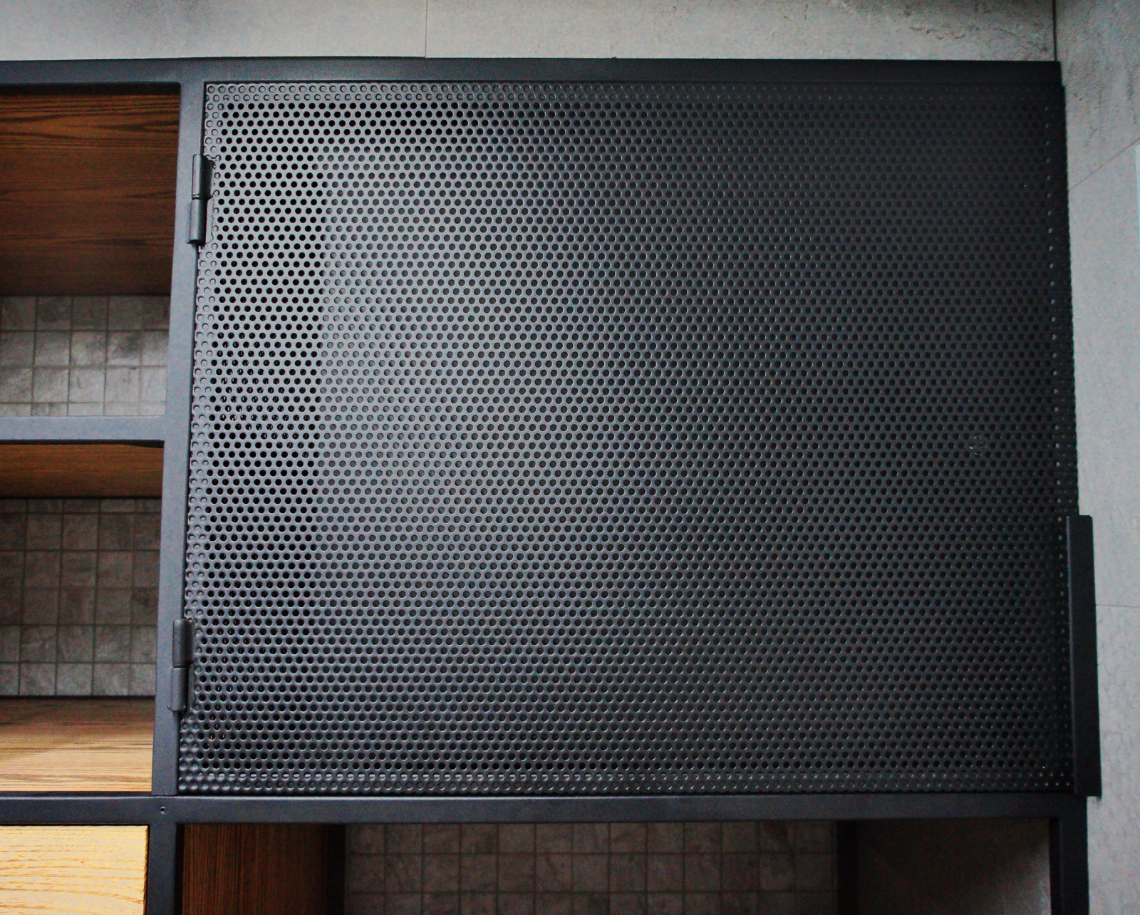 Встроенный шкаф с перфорированными дверцами