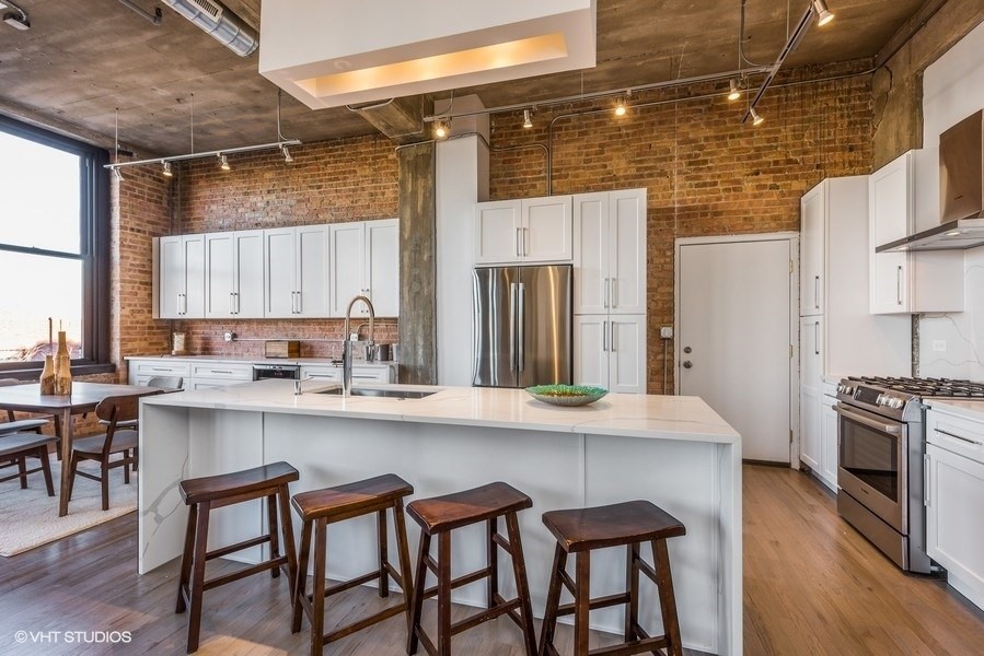 Example of a transitional kitchen design in Chicago