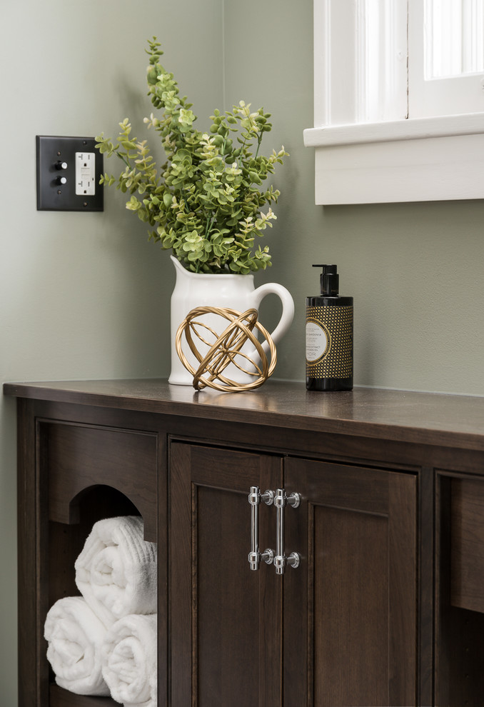 Example of a transitional home design design in Chicago