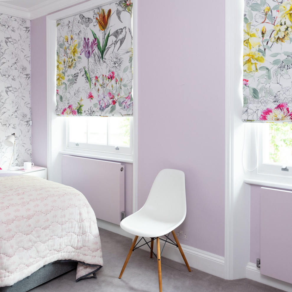 Идея дизайна: спальня среднего размера в современном стиле с фиолетовыми стенами, ковровым покрытием, серым полом и акцентной стеной