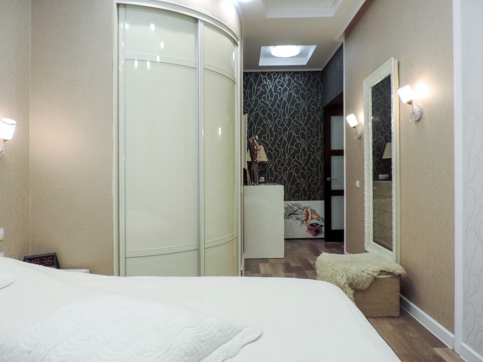 Пример оригинального дизайна: хозяйская спальня среднего размера: освещение в стиле неоклассика (современная классика) с разноцветными стенами, полом из ламината, красным полом, многоуровневым потолком и обоями на стенах без камина