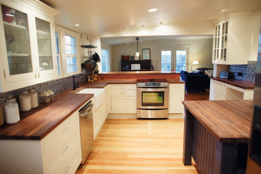 Design ideas for a country kitchen in Portland.