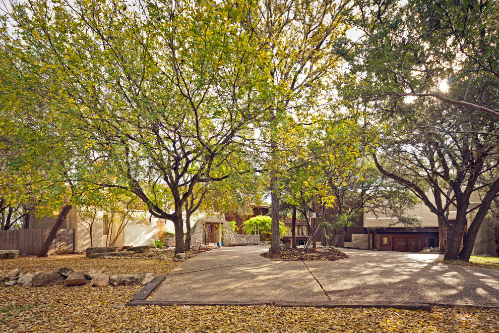 Inspiration for a traditional front yard shaded driveway for fall in Austin.