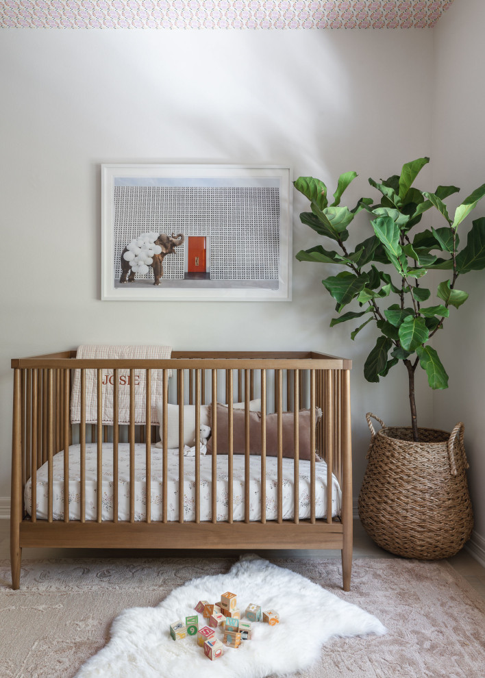 Ispirazione per una cameretta per neonata tradizionale di medie dimensioni con pareti bianche, parquet chiaro, pavimento marrone e soffitto in carta da parati