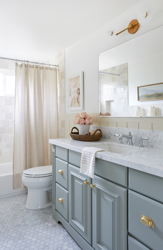 Exemple d'une salle de bain chic de taille moyenne avec un plan de toilette en marbre et meuble simple vasque.