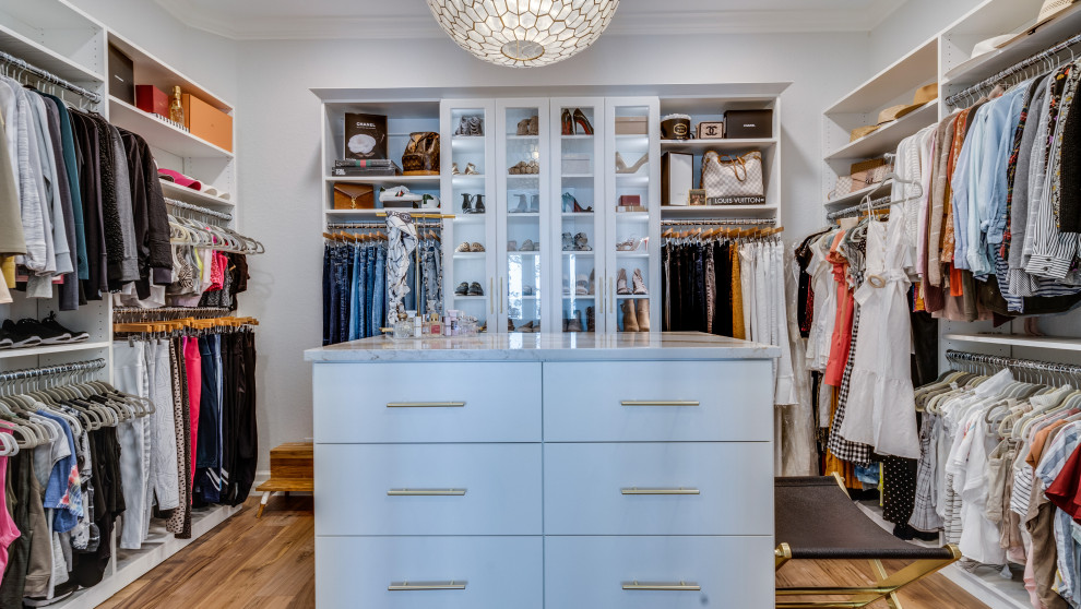 Diseño de armario y vestidor de mujer clásico renovado grande con a medida, armarios con paneles lisos, puertas de armario grises y suelo beige