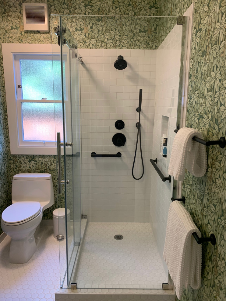 Идея дизайна: маленькая ванная комната с темными деревянными фасадами, угловым душем, белой плиткой, керамической плиткой, монолитной раковиной, столешницей из искусственного камня, душем с раздвижными дверями, белой столешницей, тумбой под одну раковину, унитазом-моноблоком, зелеными стенами, полом из керамической плитки, белым полом и обоями на стенах для на участке и в саду