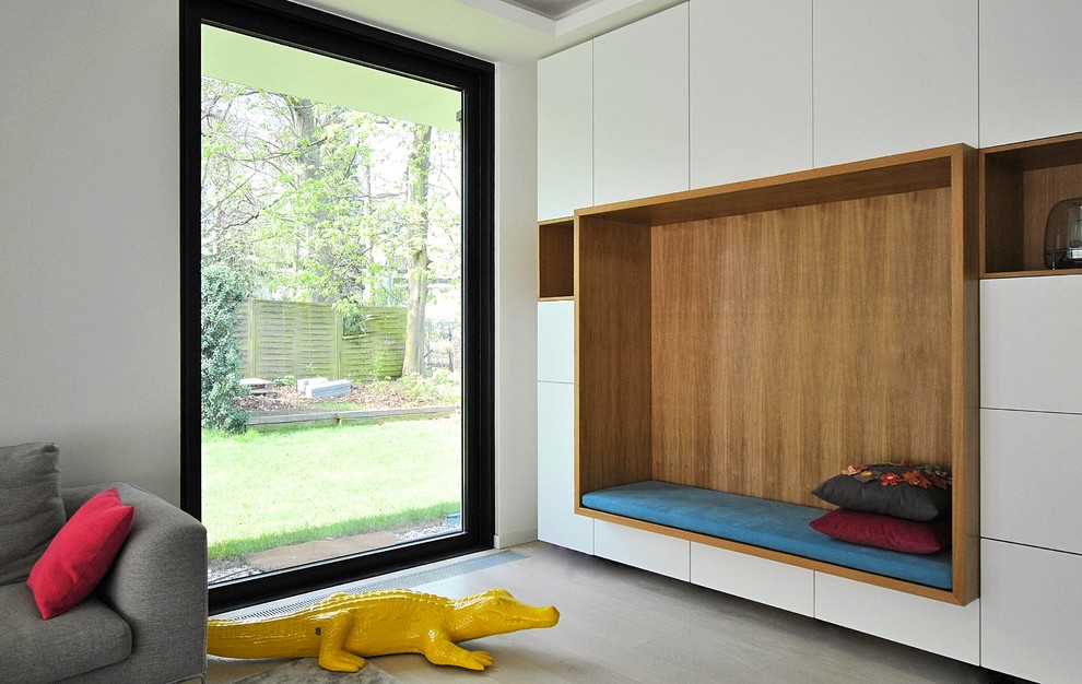 Lesezimmer ohne Kamin With weißer Wandfarbe, dunklem Holzboden, freistehendem Schreibtisch and grauem Boden in Berlin
