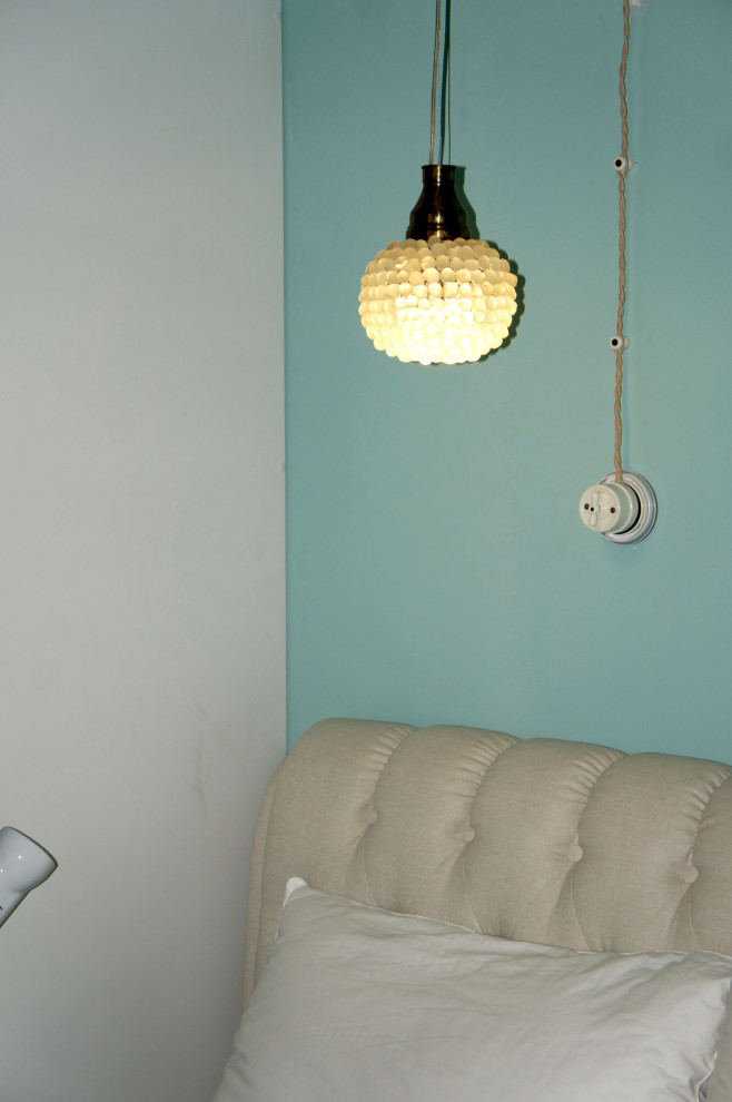 Стильный дизайн: маленькая хозяйская спальня в белых тонах с отделкой деревом в средиземноморском стиле с синими стенами, полом из керамогранита, бежевым полом, балками на потолке и тюлем для на участке и в саду - последний тренд