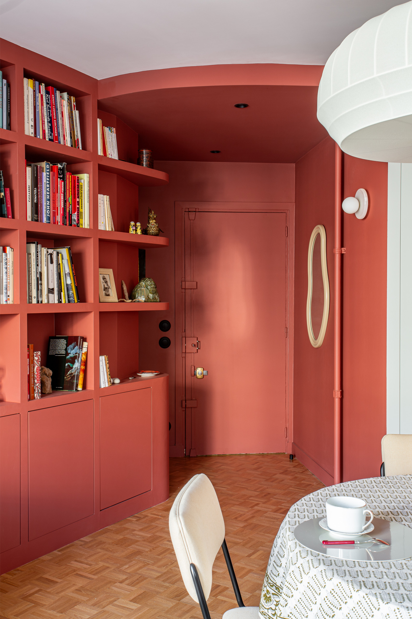 ミッドセンチュリースタイルのおしゃれな玄関 (赤いドア) の画像 75選