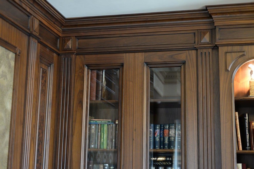 Шкаф из ореха и журнальный стол в кабинет руководителя