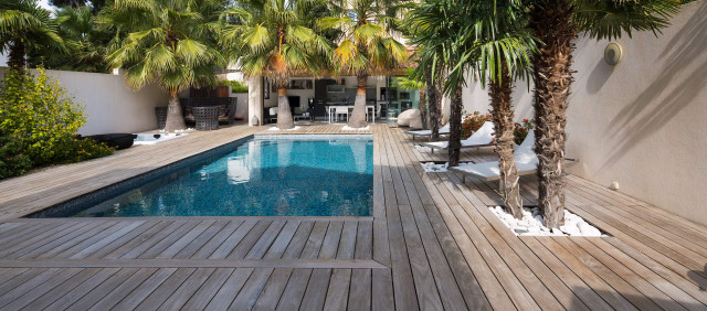 Plage piscine &agrave; Carry le Rouet contemporaneo-terraza-y-balcon