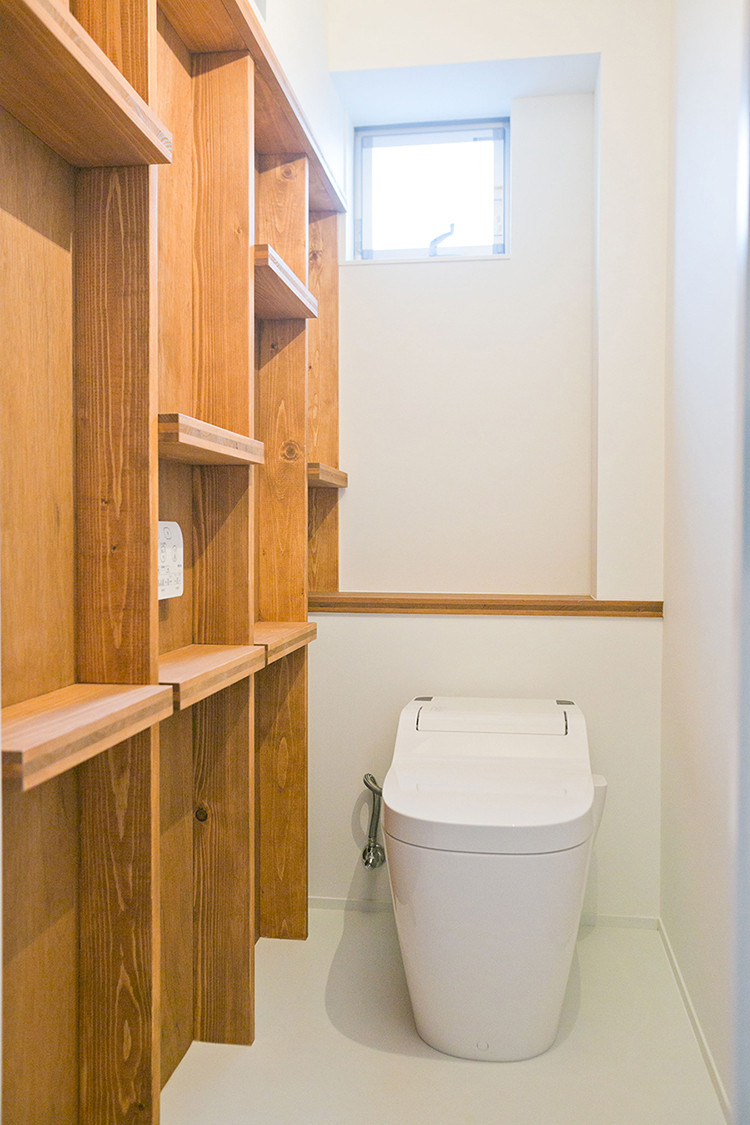 WC（壁の厚みを利用した棚）