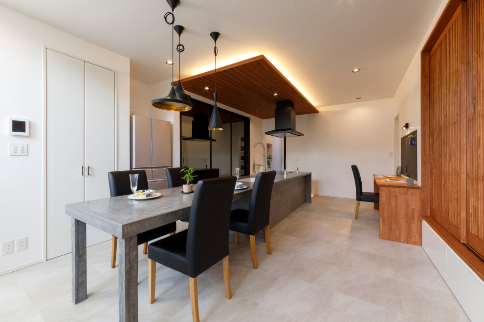 Cette image montre une salle à manger ouverte sur la cuisine avec un mur blanc, un sol en carrelage de porcelaine, un sol beige, un plafond en lambris de bois et du lambris de bois.