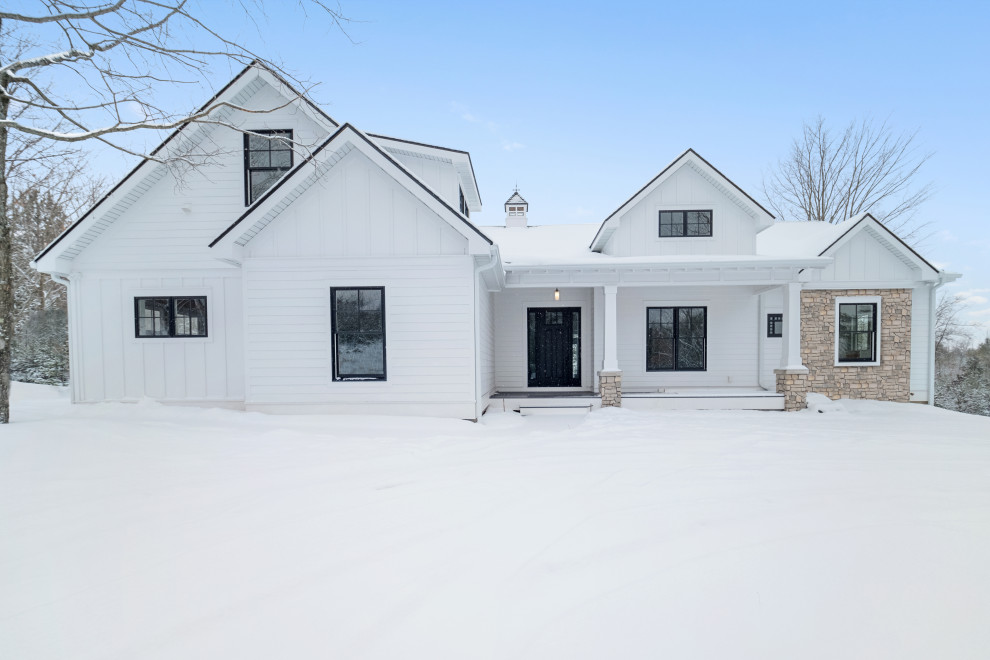 Cette image montre une façade de maison craftsman.