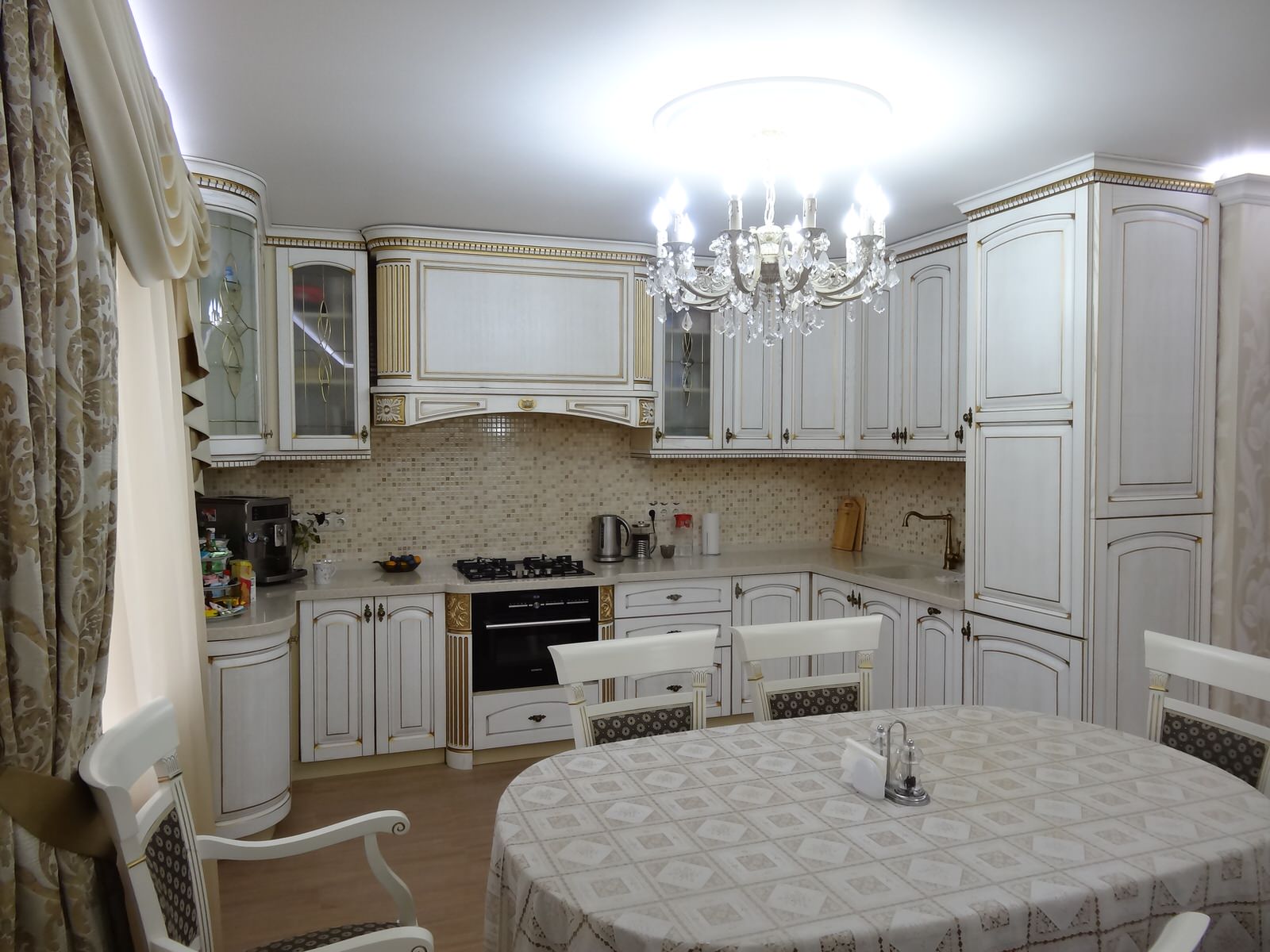 Благородная классика. Загородный дом. Кухня.