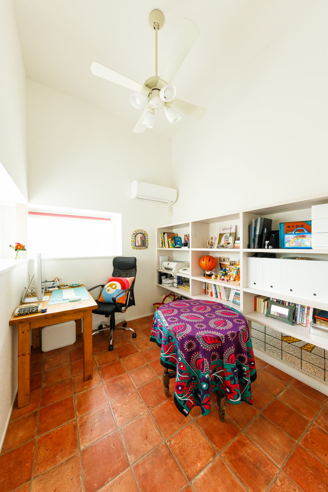 Imagen de despacho blanco industrial con paredes blancas, suelo de baldosas de terracota, suelo marrón, papel pintado y papel pintado